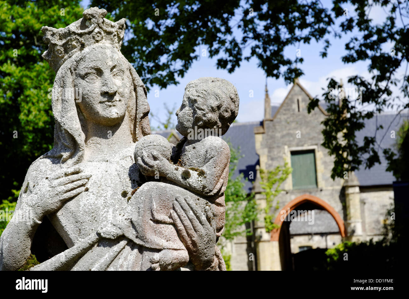Statua,Quarr Abbey, Wooten Bridge, Ryde, Isle of Wight, Inghilterra, Regno Unito. Foto Stock