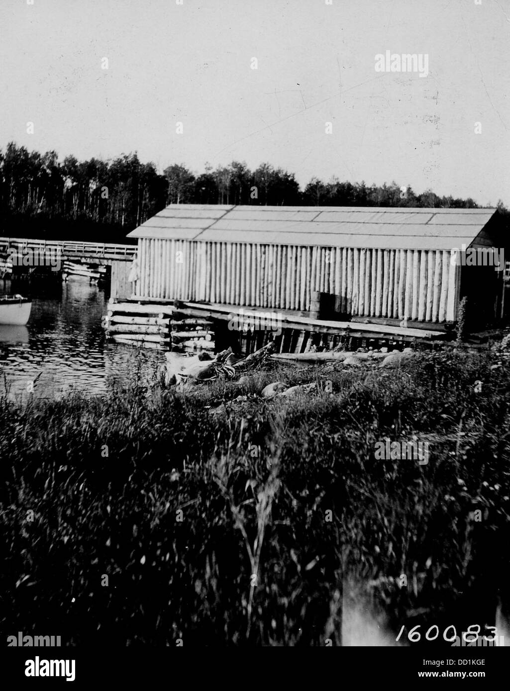 Una casa galleggiante situata sulla Halfway Ranger Station, situata sul lago Birch, offre una vista panoramica e funge da struttura funzionale per coloro che utilizzano il lago per attività ricreative o di lavoro. Foto Stock