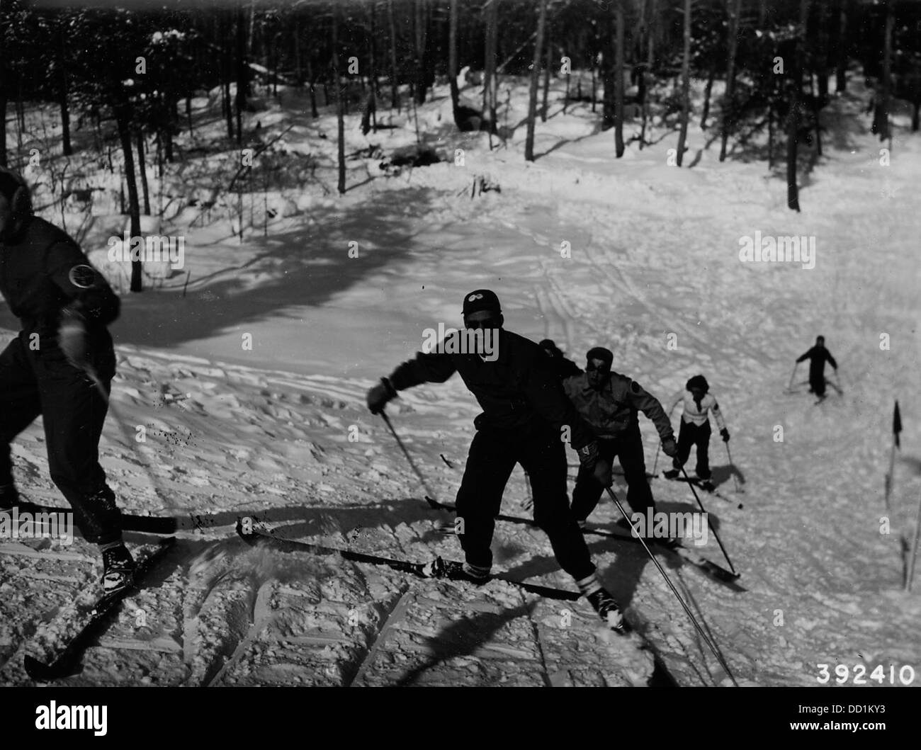 Un gruppo di sciatori viene catturato in azione, partecipando allo sci su una pista innevata. Lo sci è un popolare sport invernale praticato da singoli e gruppi in tutto il mondo. Foto Stock