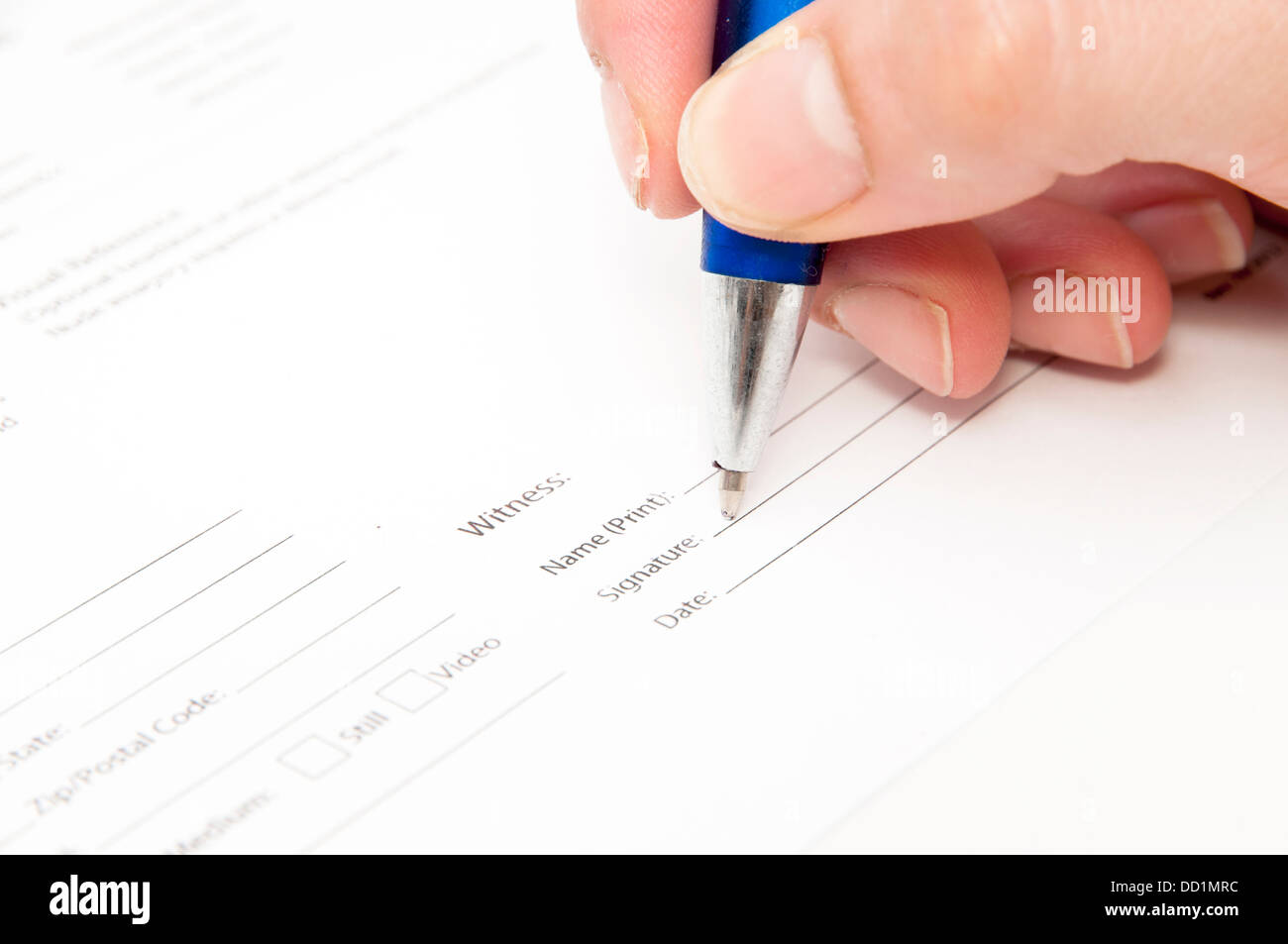 Parte della firma di un accordo su un fondo bianco Foto Stock