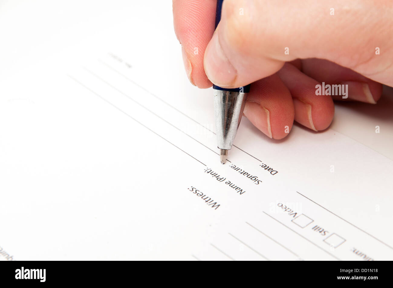 Parte della firma di un accordo su un fondo bianco Foto Stock