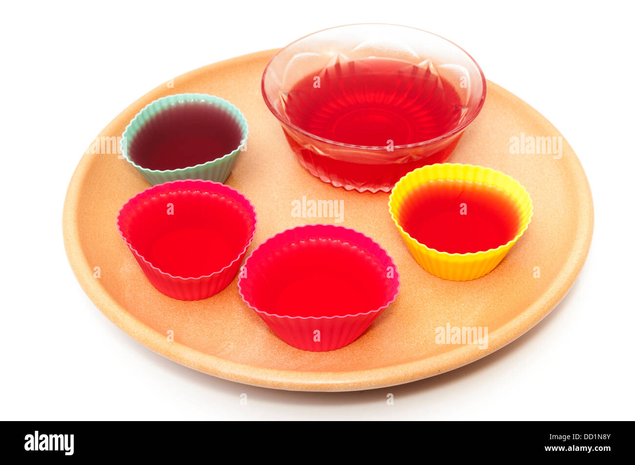 Gelatina al gusto di fragola su sfondo bianco Foto Stock