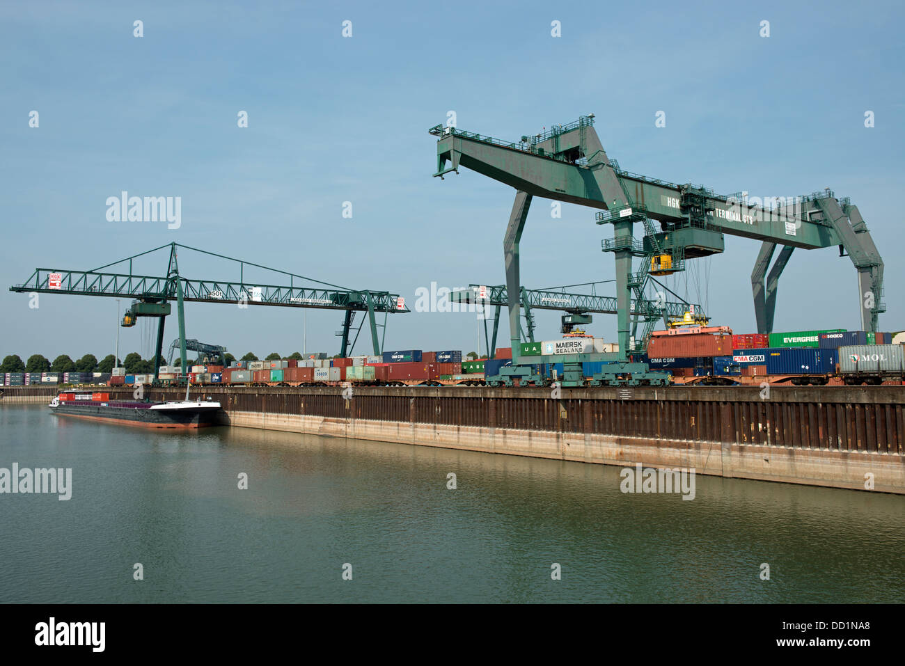 Terminale per container accanto al fiume Reno in Germania Foto Stock Terminale per container accanto al fiume Reno in Germania Foto Stock