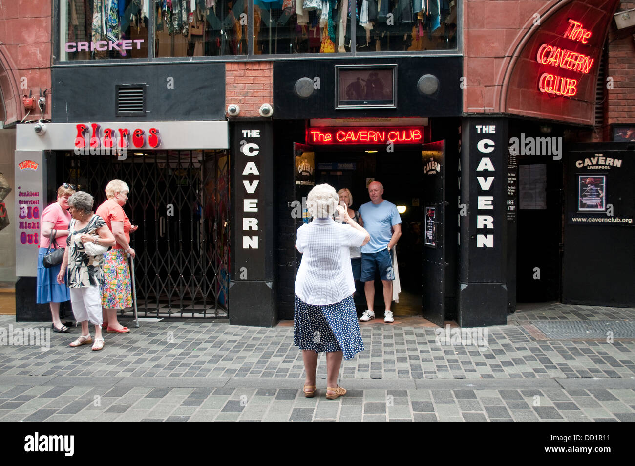 Signora anziana di scattare una foto al Cavern Club, Liverpool, Regno Unito Foto Stock