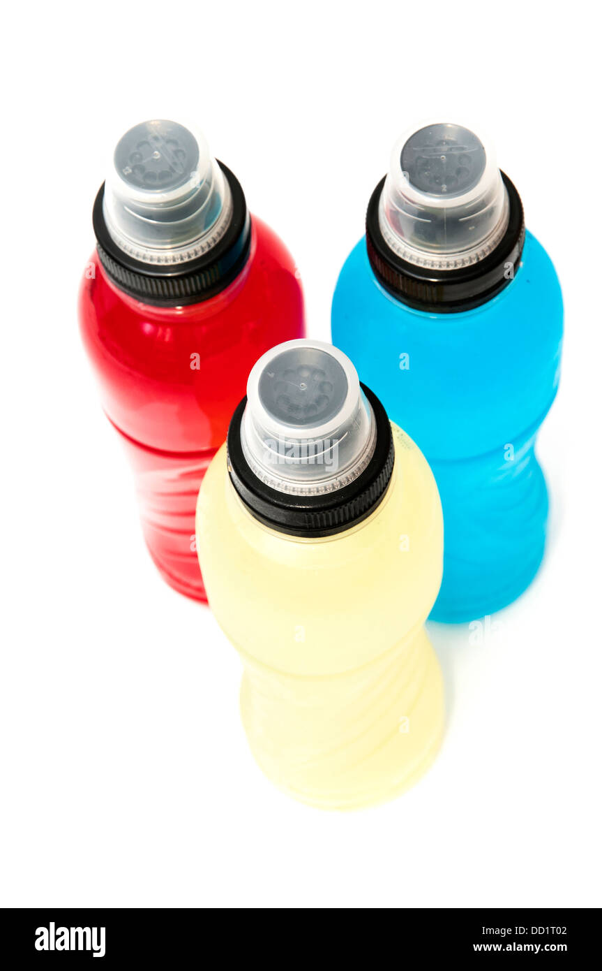 Le bevande energetiche con sapori diversi su sfondo bianco Foto Stock