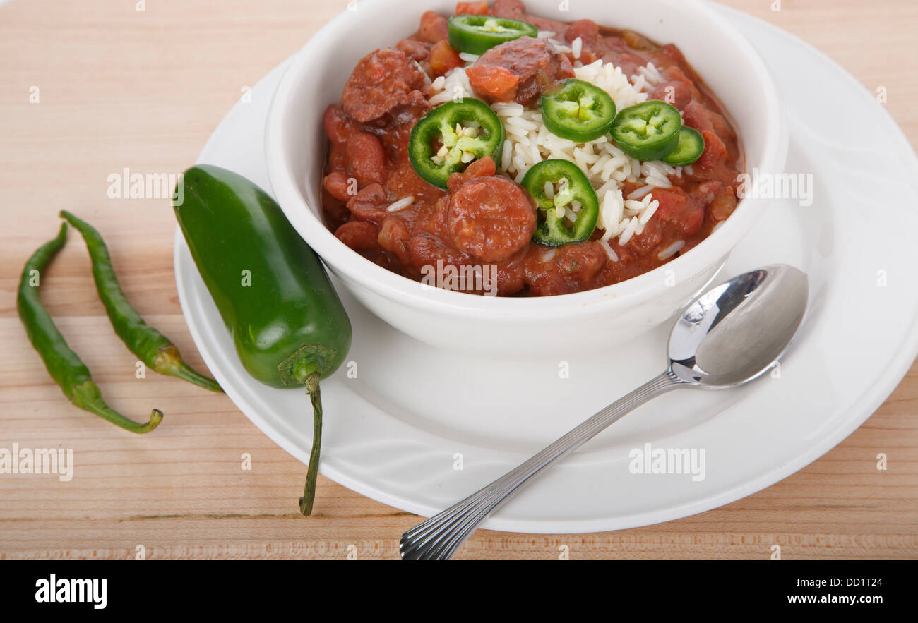 Una scodella di fagioli rossi e riso con il piccante, verde peperoncini jalapeno Foto Stock