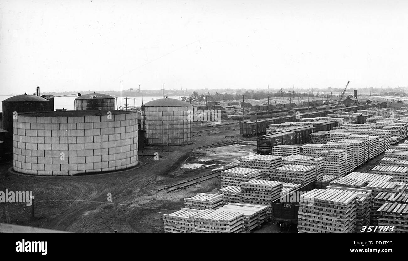 Questa immagine mostra l'impianto di trattamento delle legature delle ferrovie di Chicago e North Western da un angolo sud-ovest, che documenta il funzionamento industriale del trattamento delle legature ferroviarie per la durata. Foto Stock