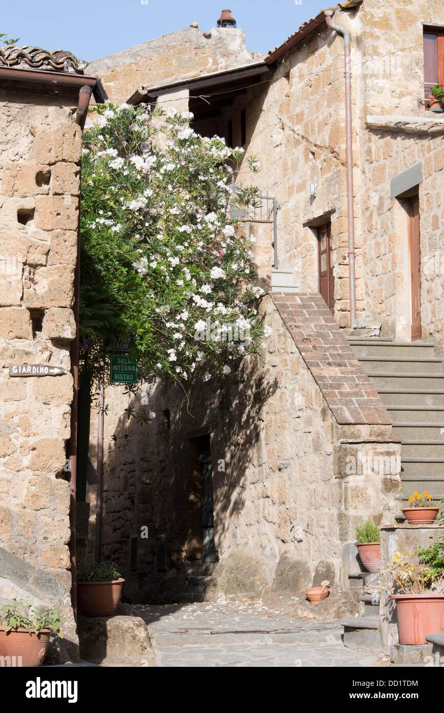 Città morta Bagnoregio, una volta a sinistra e ricostruita Foto Stock