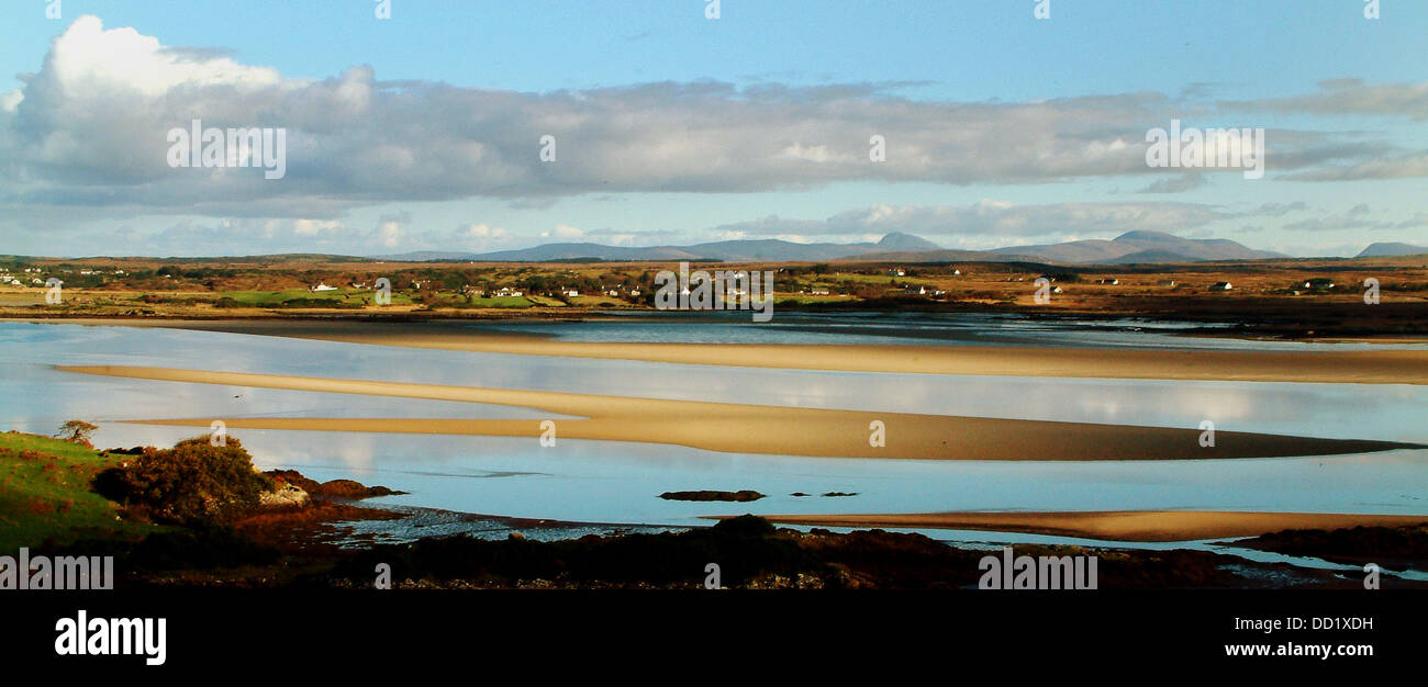 Bassa marea a Loughros più baia vicino a Ardara County Donegal Irlanda. Mount Errigal è visto all'orizzonte Foto Stock