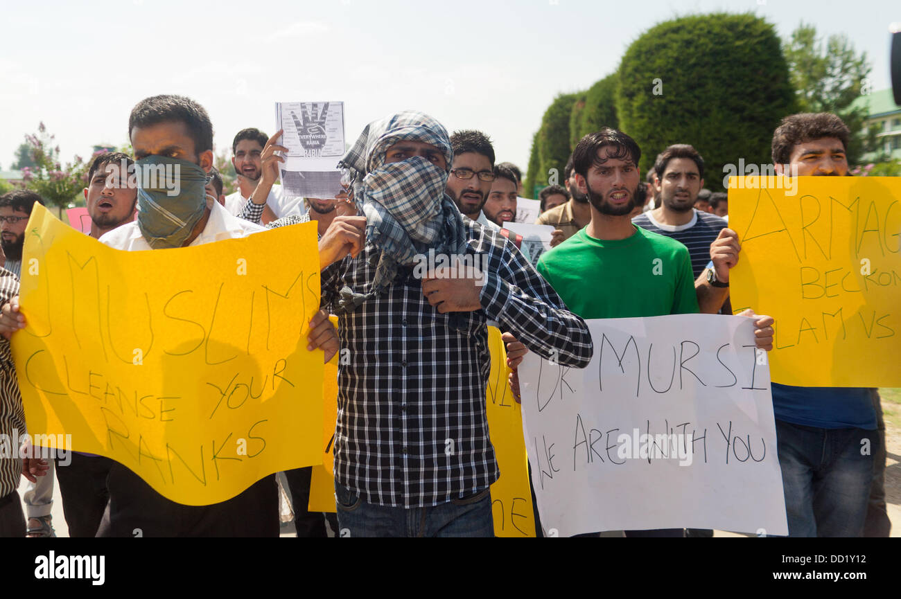 Srinagar, Indiano Kashmir amministrato del 23 agosto 2013. Gli studenti lo stadio a protestare per il Kashmir University a Srinagar, la capitale estiva di Indiano-Kashmir amministrato, contro il "militare repressione" in Egitto la Fratellanza musulmana . La chiamata per la protesta era stato dato dal Kashmir Studenti Universitari europea mentre il pro-indipendenza leader Syed Ali Geelani aveva chiamato per contumacia funerale preghiere per gli Egiziani uccisi in "militare repressione' . (Sofi Suhail/ Alamy Live News) Foto Stock