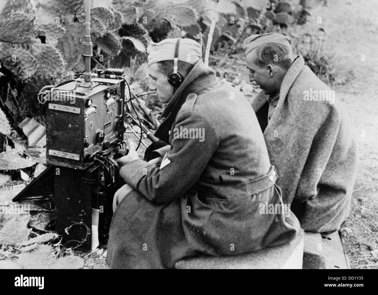 L'immagine della Propaganda nazista! Mostra che due soldati della Wehrmacht tedesca utilizzano la stazione di comunicazione in Tunisia, pubblicata il 8 dicembre 1942. Fotoarchiv für Zeitgeschichte Foto Stock