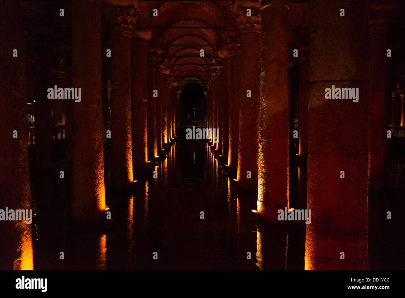 Colonne ioniche nella Basilica di cisterne in Istanbul Foto Stock