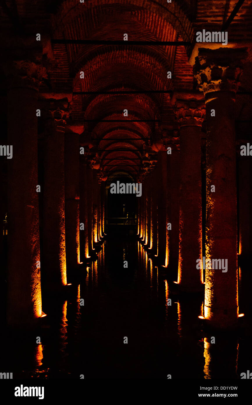 Colonne ioniche nella Basilica di cisterne in Istanbul Foto Stock