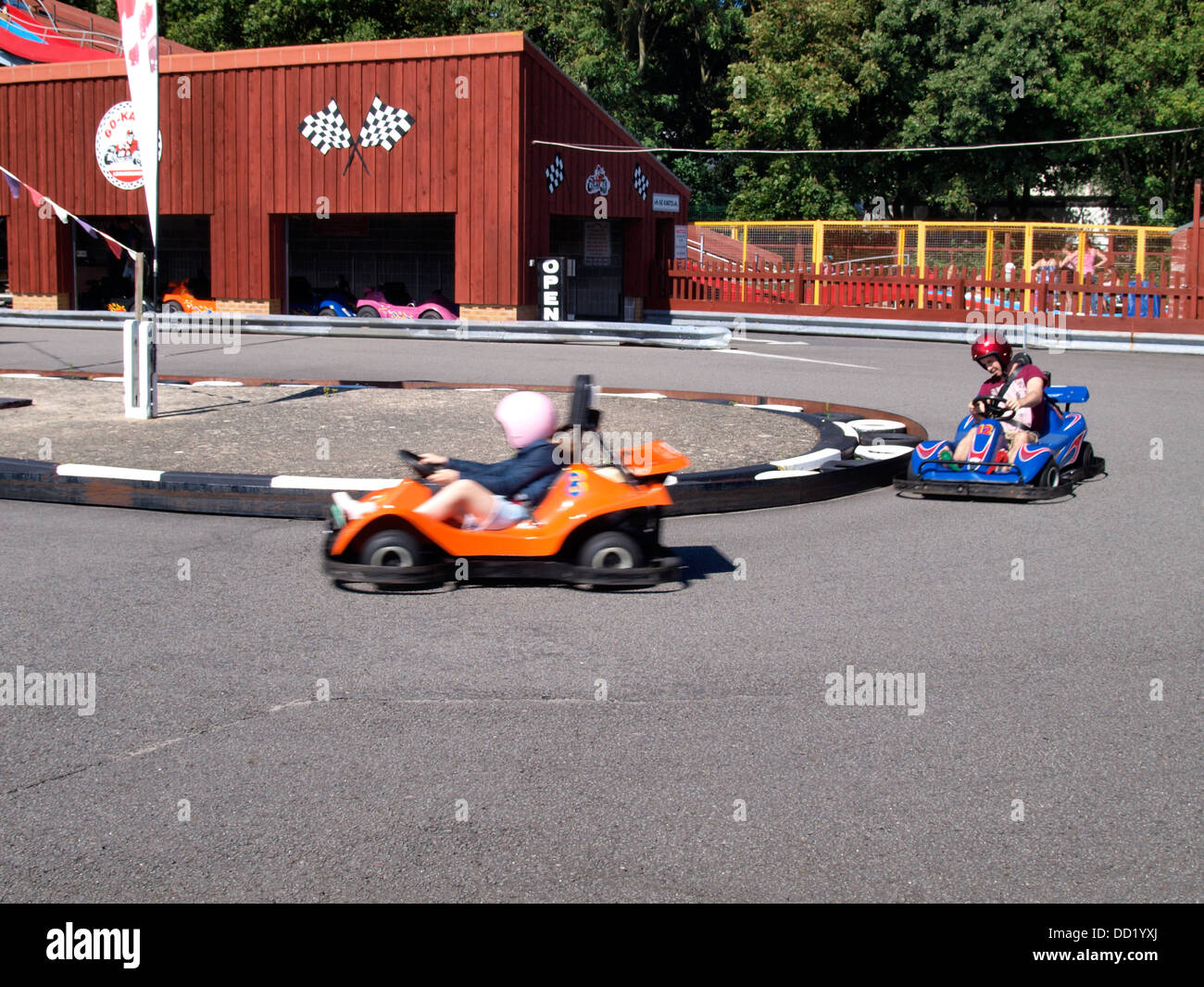 Andare karting al Lodmoor Country Park, Weymouth Dorset, Regno Unito 2013 Foto Stock