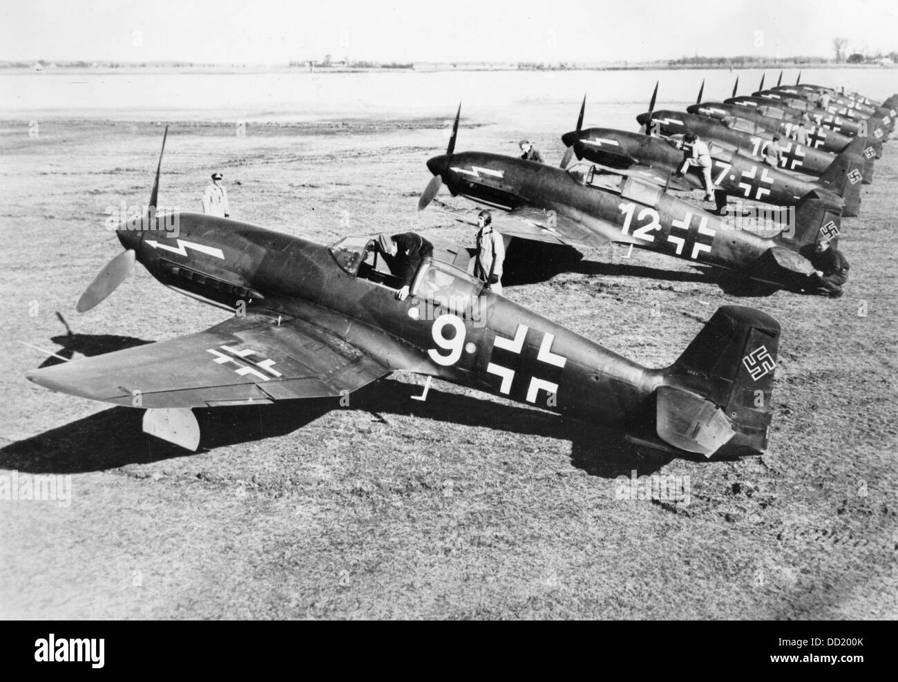 I piloti della Luftwaffe tedesca salgono a bordo dei loro combattenti del tipo HE 113 nel luglio 1942. La Propaganda nazista! Sul retro della foto è datato 20 luglio 1942: "Uno squadrone egli 113." Fotoarchiv für Zeitgeschichte Foto Stock