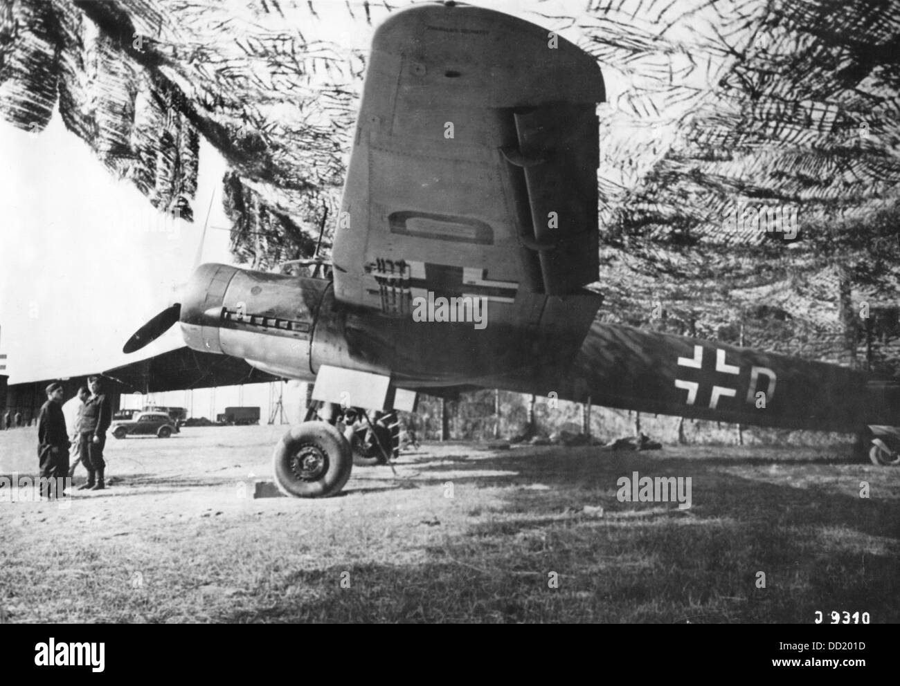 Un aereo camuffato della Wehrmacht tedesca è raffigurato in Tunisia. Data e luogo sconosciuti. Fotoarchiv für Zeitgeschichte Foto Stock