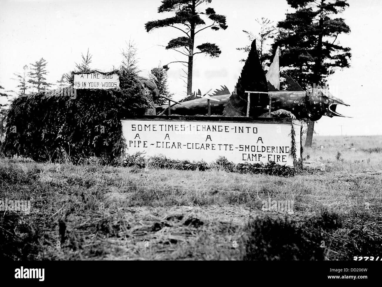 Un galleggiante per insetti antincendio si riferisce a un oggetto galleggiante o a un apparecchio, eventualmente progettato per aiutare a monitorare o contenere le situazioni di incendio, in particolare in ambienti acquatici. Foto Stock