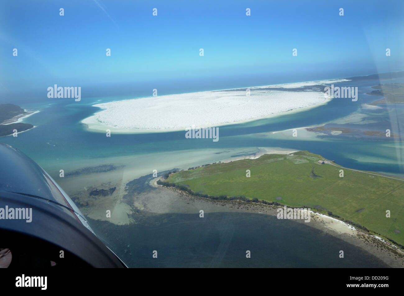 Un bel bianco silicio isola sabbiosa saluta il viaggiatore aria su un viaggio alla punta dell'Isola del nord della Nuova Zelanda Foto Stock