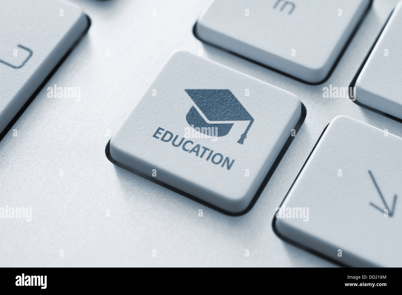 Pulsante con cappuccio di graduazione icona su un moderno computer tastiera. Online il concetto di istruzione. Foto Stock