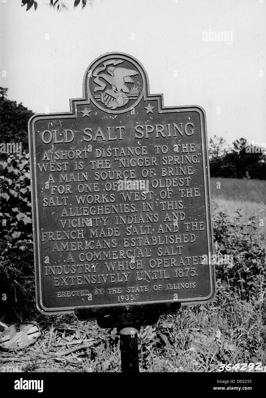 Una segnaletica storica posta lungo la State Route numero uno, che commemora un evento significativo o un punto di riferimento nella zona. Questi marcatori forniscono contesto e formazione sulla storia locale. Foto Stock