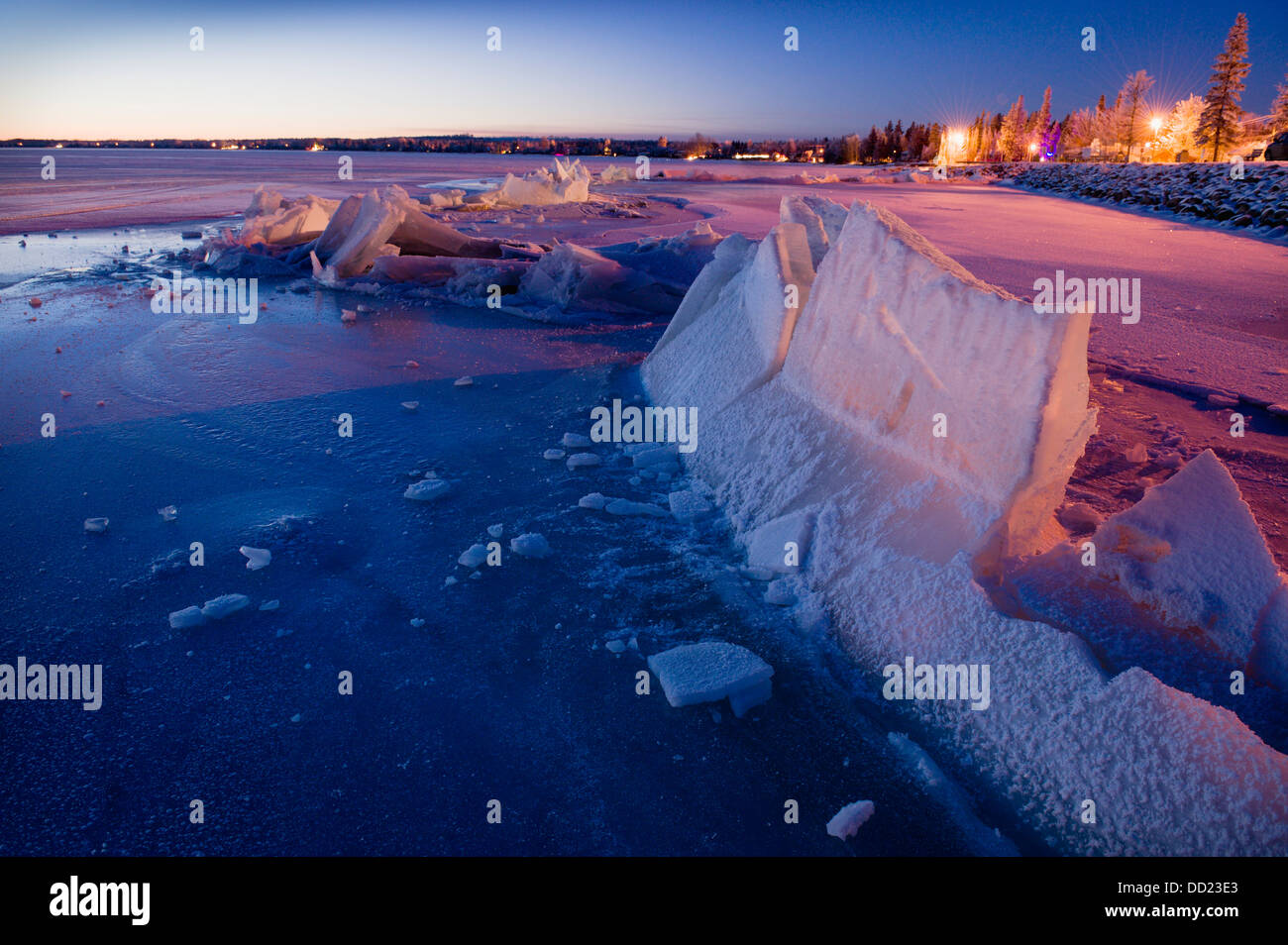 Il ghiaccio spinto fino in riva al lago; Lago di piccione, Alberta, Canada Foto Stock