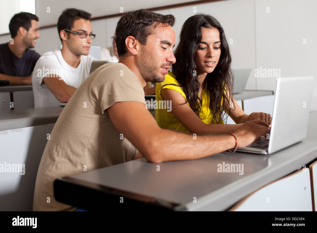 Due studenti di lavorare sul computer portatile Foto Stock