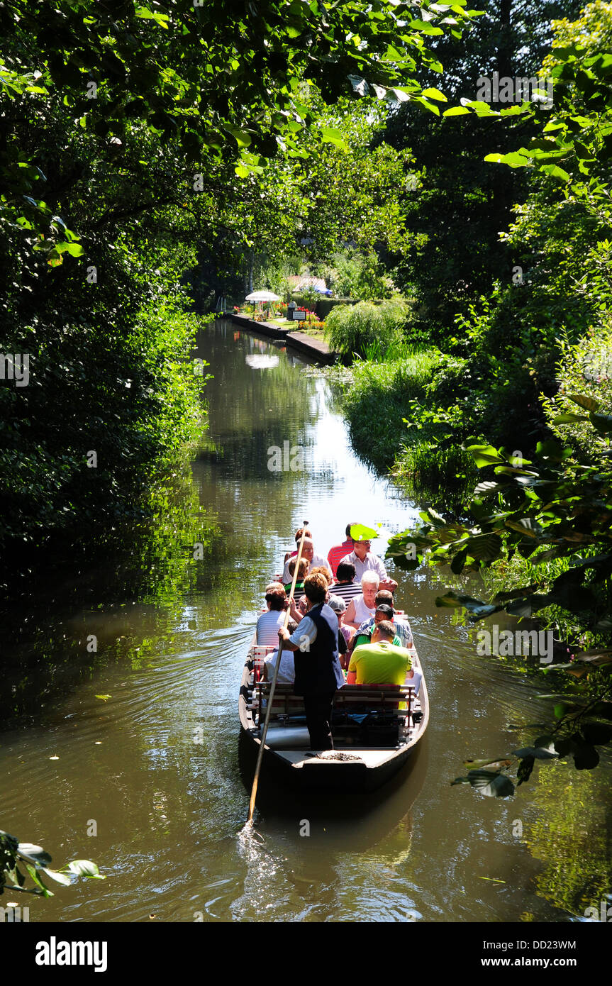 I turisti in viaggio in barca nella regione Spreewald Brandeburgo, Germania Foto Stock