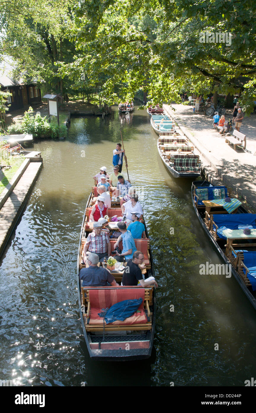 I turisti in viaggio in barca barche nella regione Spreewald Brandeburgo, Germania Foto Stock