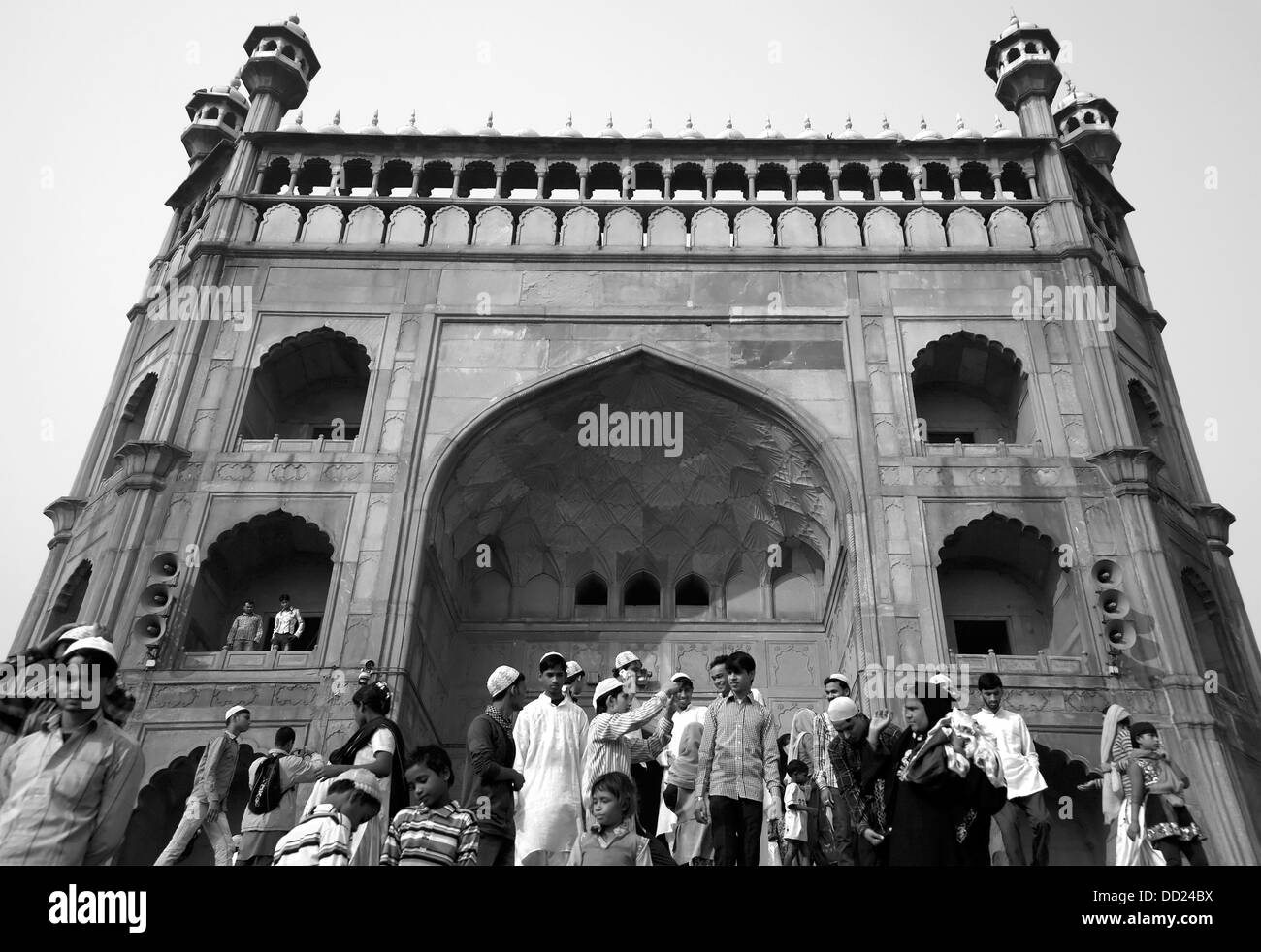 Le persone che lasciano la Jama Masjid dopo le preghiere Foto Stock