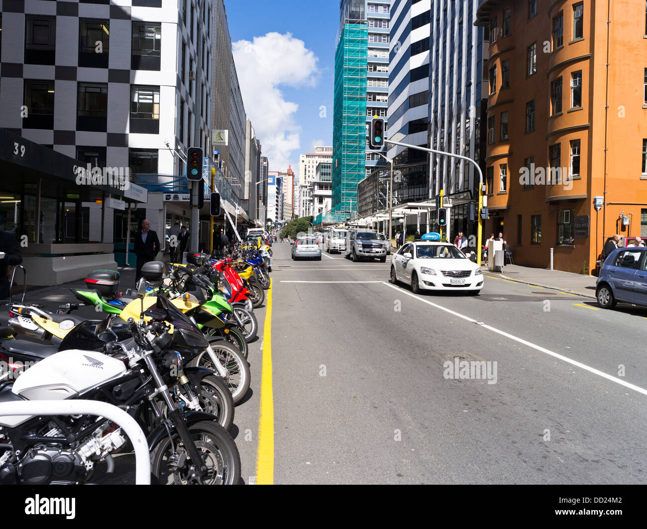 Dh Terrazza WELLINGTON NUOVA ZELANDA " commuter " rango in moto strada di città edifici di traffico Foto Stock