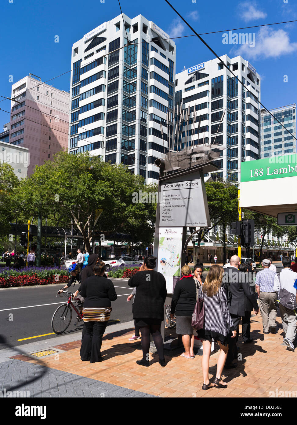 Dh Lambton Quay WELLINGTON NUOVA ZELANDA Nuovo Zealander gente di città città edifici di strada Foto Stock