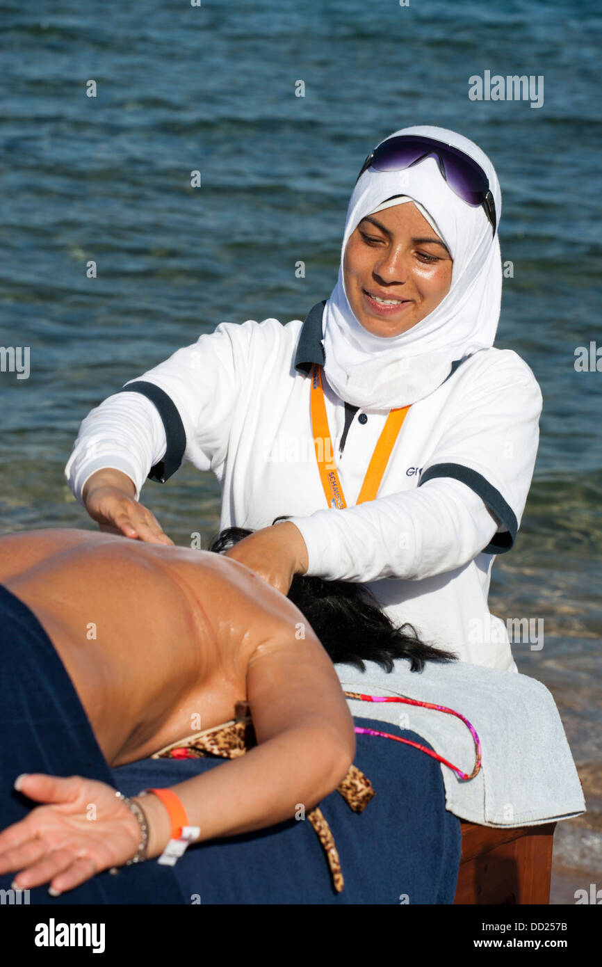Massaggi in spiaggia in Egitto Foto Stock