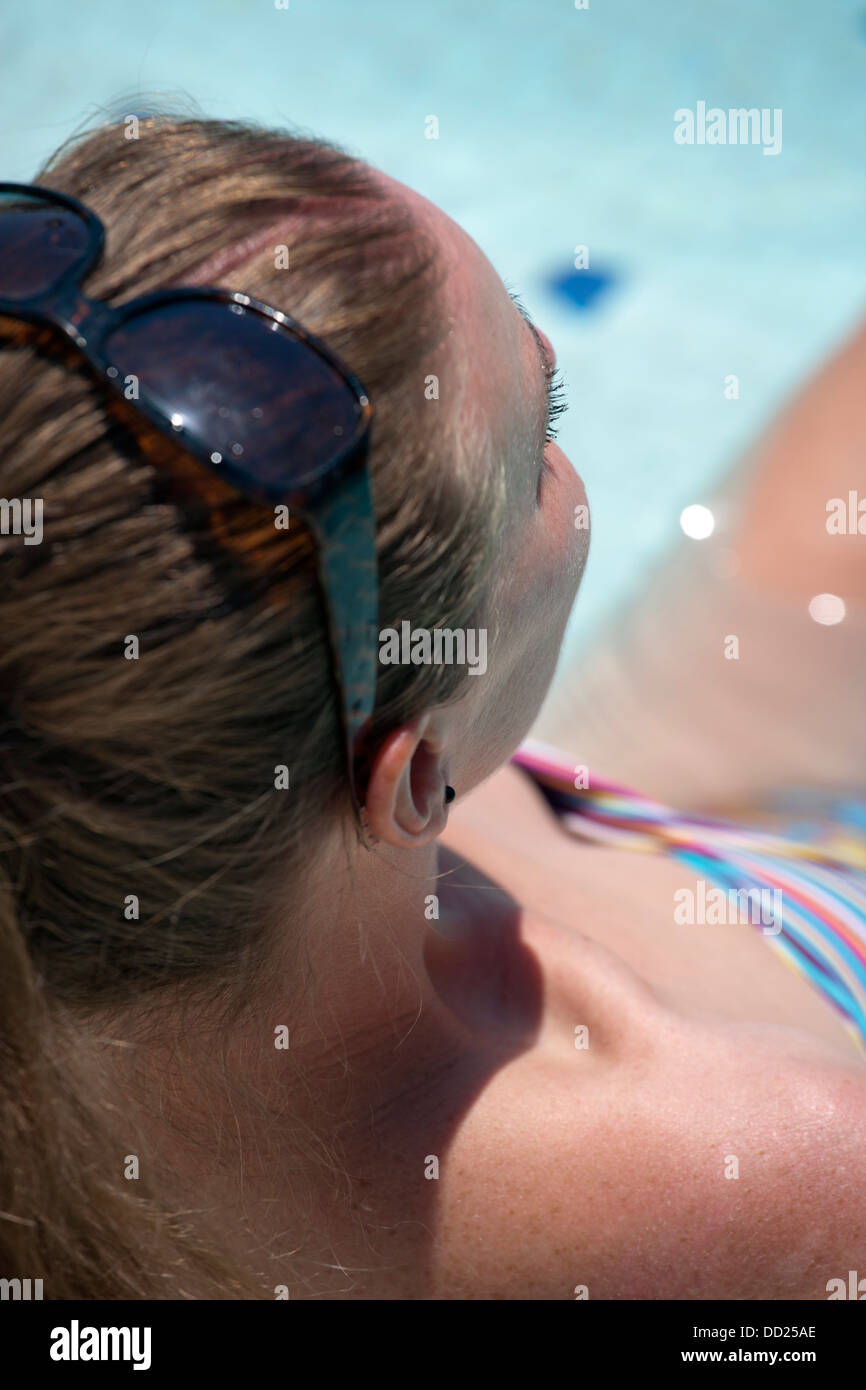 Abstract shallow mettere a fuoco l'immagine di una donna rilassante in un pool Foto Stock