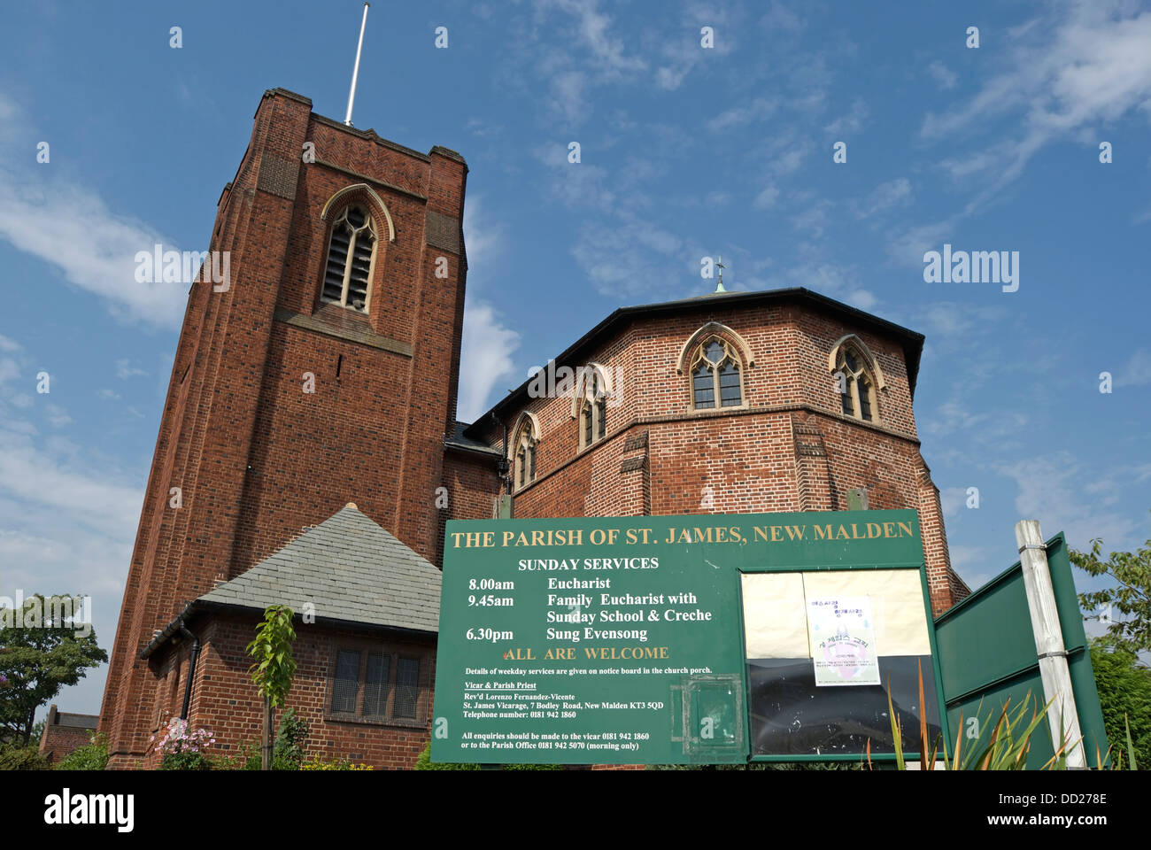 Esterno della chiesa di san Giacomo, new malden Surrey, Inghilterra, con bacheca dando domenica orari del servizio di assistenza Foto Stock