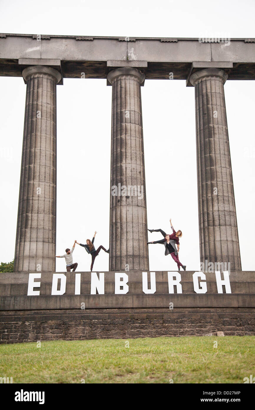 Edinburgh, Regno Unito, 23 Agosto, 2013. L.A. Progetto di danza esecutori (sinistra a rght Aaron Carr, Julia Eichten, Nathan Makolandra, Rachelle Rafailedes mostrare la loro agilità e sostituire il segno di Hollywood per un uno di Edimburgo. L.A. Progetto di danza presenta un programma di moderni capolavori da uno dei nomi più in voga nella danza. Benjamin Millepied porta la sua nuova società per il Regno Unito per la prima volta dopo il suo enorme successo come coreografo e stella di Darren Aronofsky del pluripremiato film Black Swan. Credito: Aly Wight/Alamy Live News Foto Stock