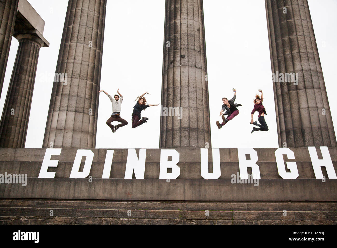 Edinburgh, Regno Unito, 23 Agosto, 2013. L.A. Progetto di danza esecutori (sinistra a rght Aaron Carr, Julia Eichten, Nathan Makolandra, Rachelle Rafailedes mostrare la loro agilità e sostituire il segno di Hollywood per un uno di Edimburgo. L.A. Progetto di danza presenta un programma di moderni capolavori da uno dei nomi più in voga nella danza. Benjamin Millepied porta la sua nuova società per il Regno Unito per la prima volta dopo il suo enorme successo come coreografo e stella di Darren Aronofsky del pluripremiato film Black Swan. Credito: Aly Wight/Alamy Live News Foto Stock