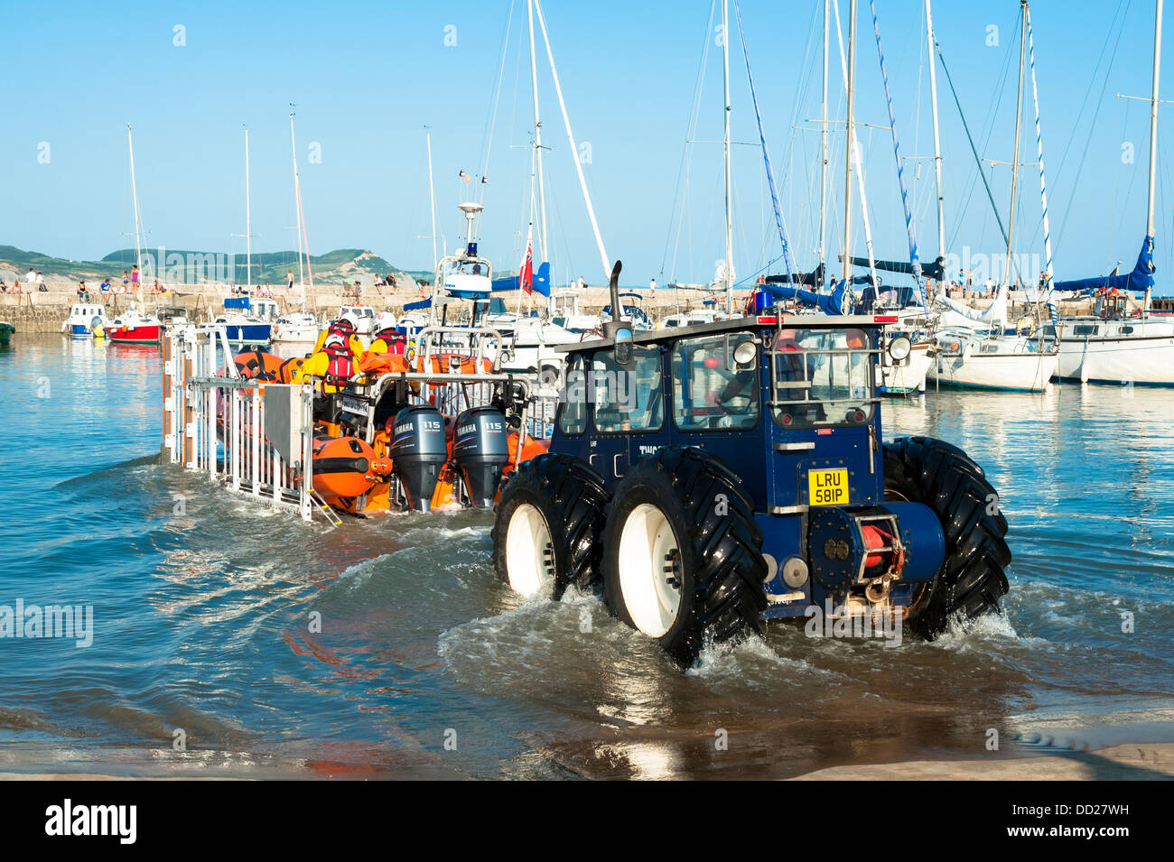 RNLI scialuppa di salvataggio il lancio su un esercizio a Lyme Regis Harbour, Dorset, Regno Unito. Costiera nervatura gonfiabile scialuppa di salvataggio di lancio. Foto Stock