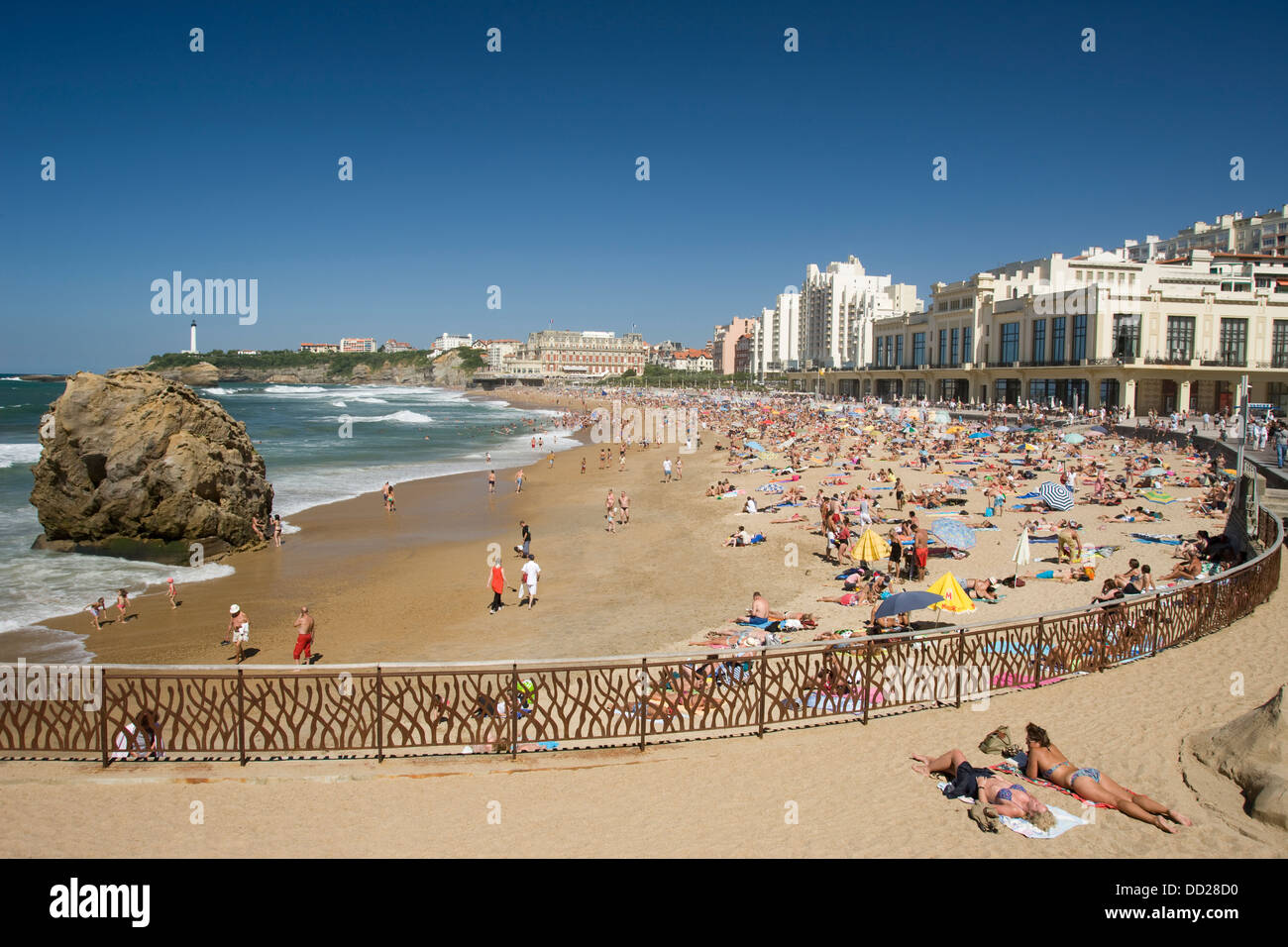 SUN BAGNANTI LA GRANDE PLAGE BEACH BIARRITZ PIRENEI ATLANTIQUES AQUITANE FRANCIA Foto Stock