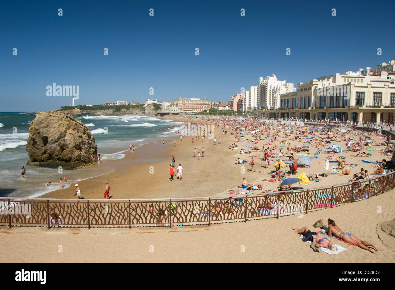 SUN BAGNANTI LA GRANDE PLAGE BEACH BIARRITZ PIRENEI ATLANTIQUES AQUITANE FRANCIA Foto Stock