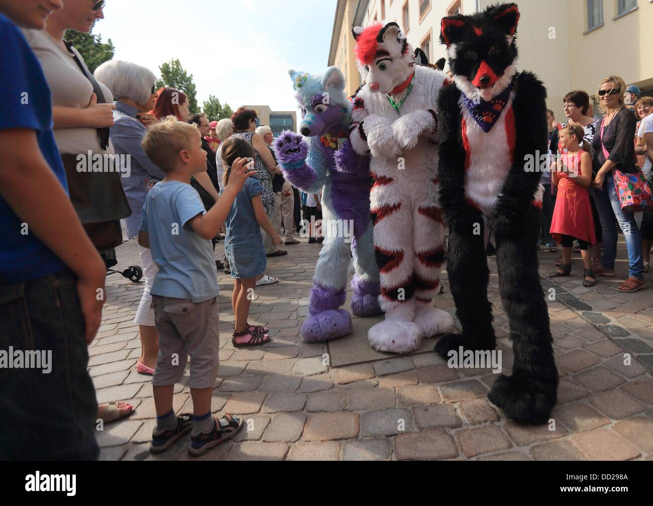 Magdeburg, Germania. 23 Ago, 2013. I partecipanti della Convenzione Eurofurence indossare fantasiosi costumi di animali che prendono parte alla parata di Magdeburgo, Germania, 23 agosto 2013. Circa 1.400 i fan di strano animale peloso costumi sono attesi alla XIX Eurofurence convenzione a Magdeburgo, che avviene fino al 25 agosto. Foto: Jens WOLF/dpa/Alamy Live News Foto Stock