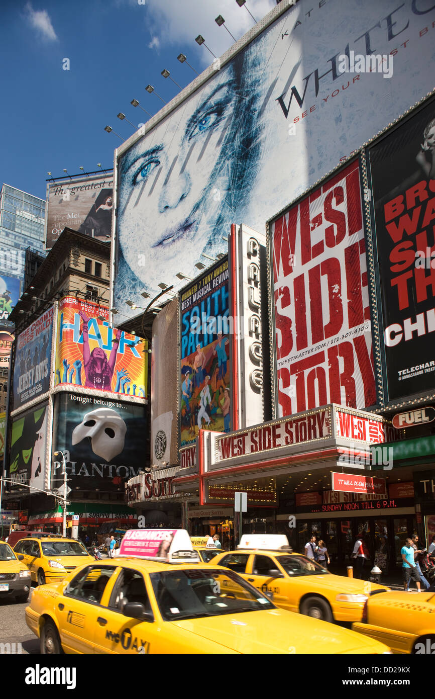 Giallo taxi TIMES SQUARE MANHATTAN NEW YORK STATI UNITI D'AMERICA Foto Stock