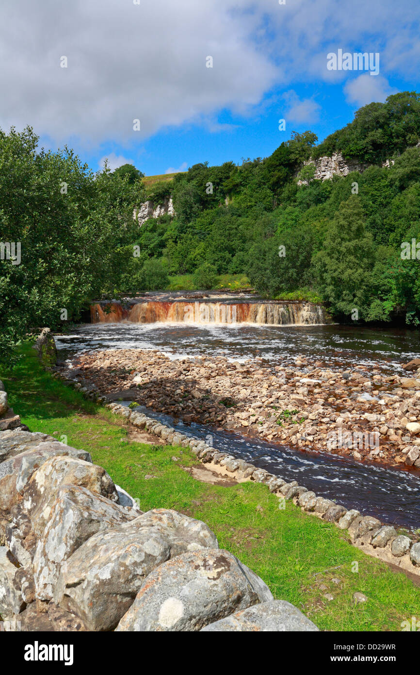 Il fiume Swale a Wain Wath forza attraverso la cicatrice Cotterby vicino Keld, Swaledale, North Yorkshire, Yorkshire Dales National Park, Inghilterra, Regno Unito. Foto Stock