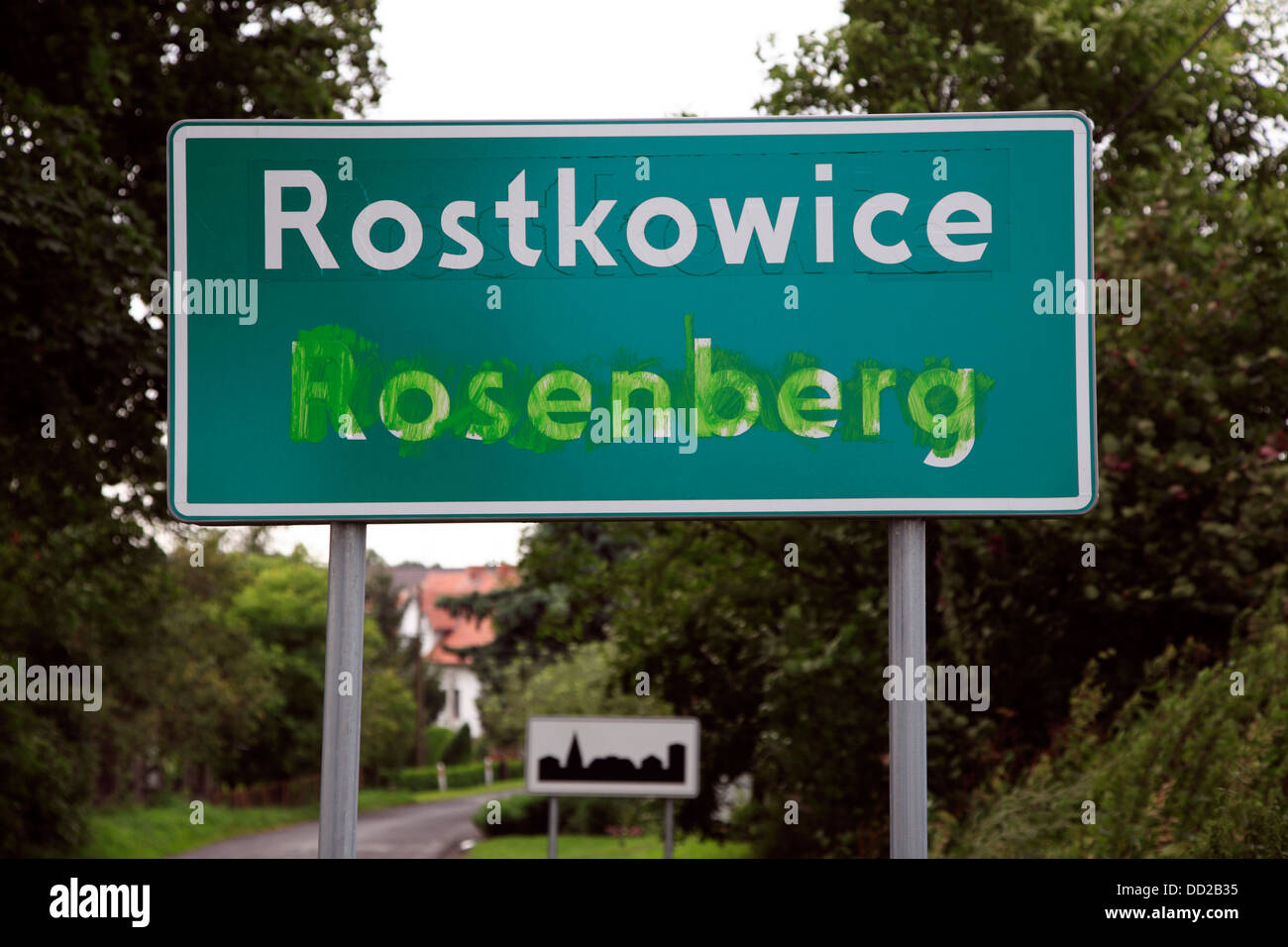 Bilingual polacco - città tedesca segno, Rostkowice, Opole, Slesia, Polonia Foto Stock