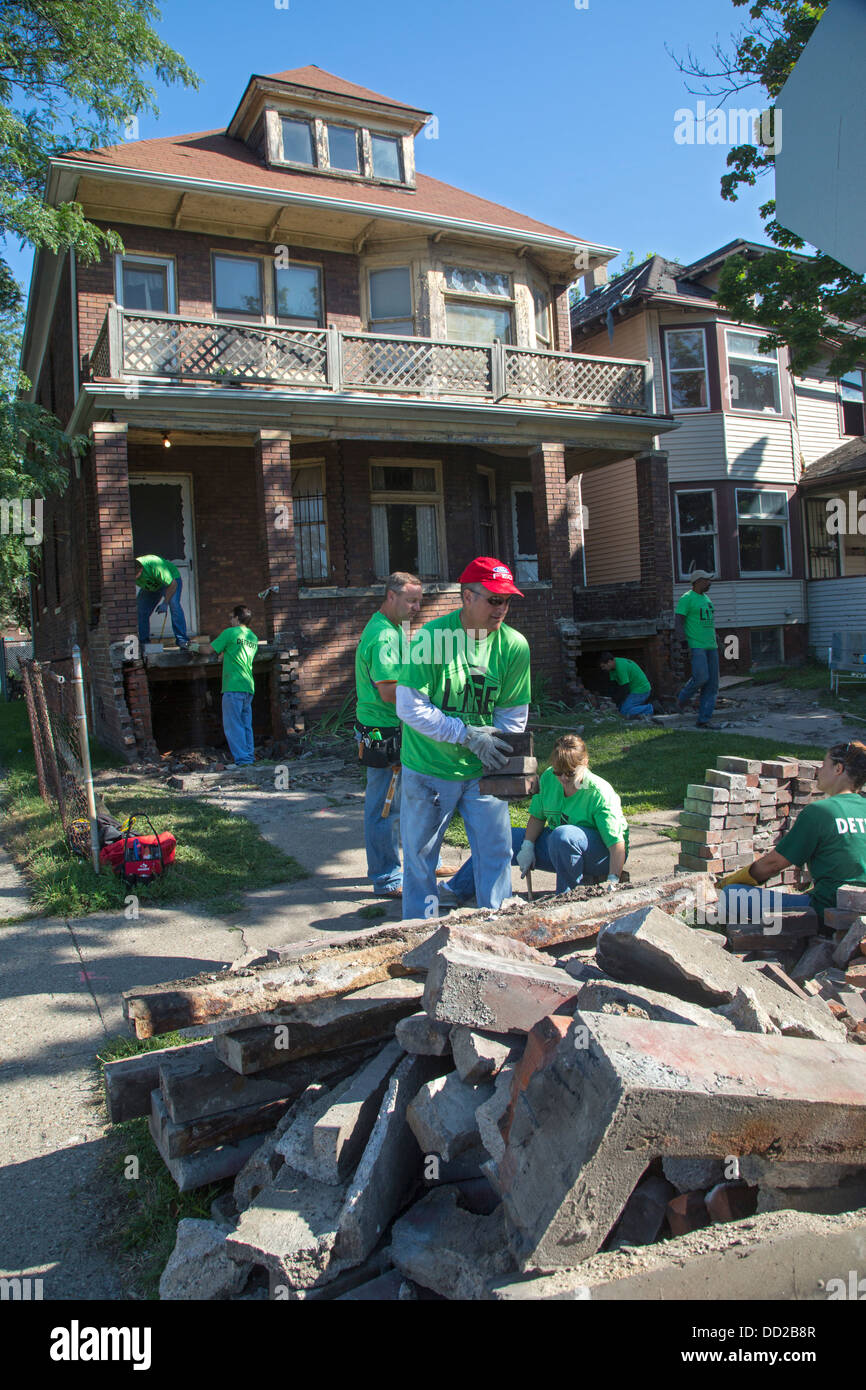 I volontari che partecipano nella Comunità di progetti di miglioramento in Detroit Foto Stock