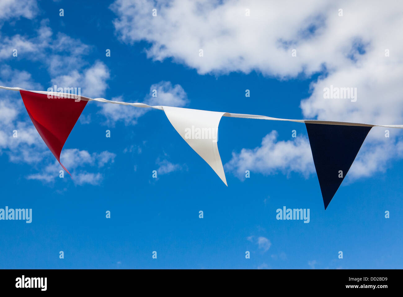 Rosso, bianco e blu bunting al vento contro un Cielo di estate blu Foto Stock