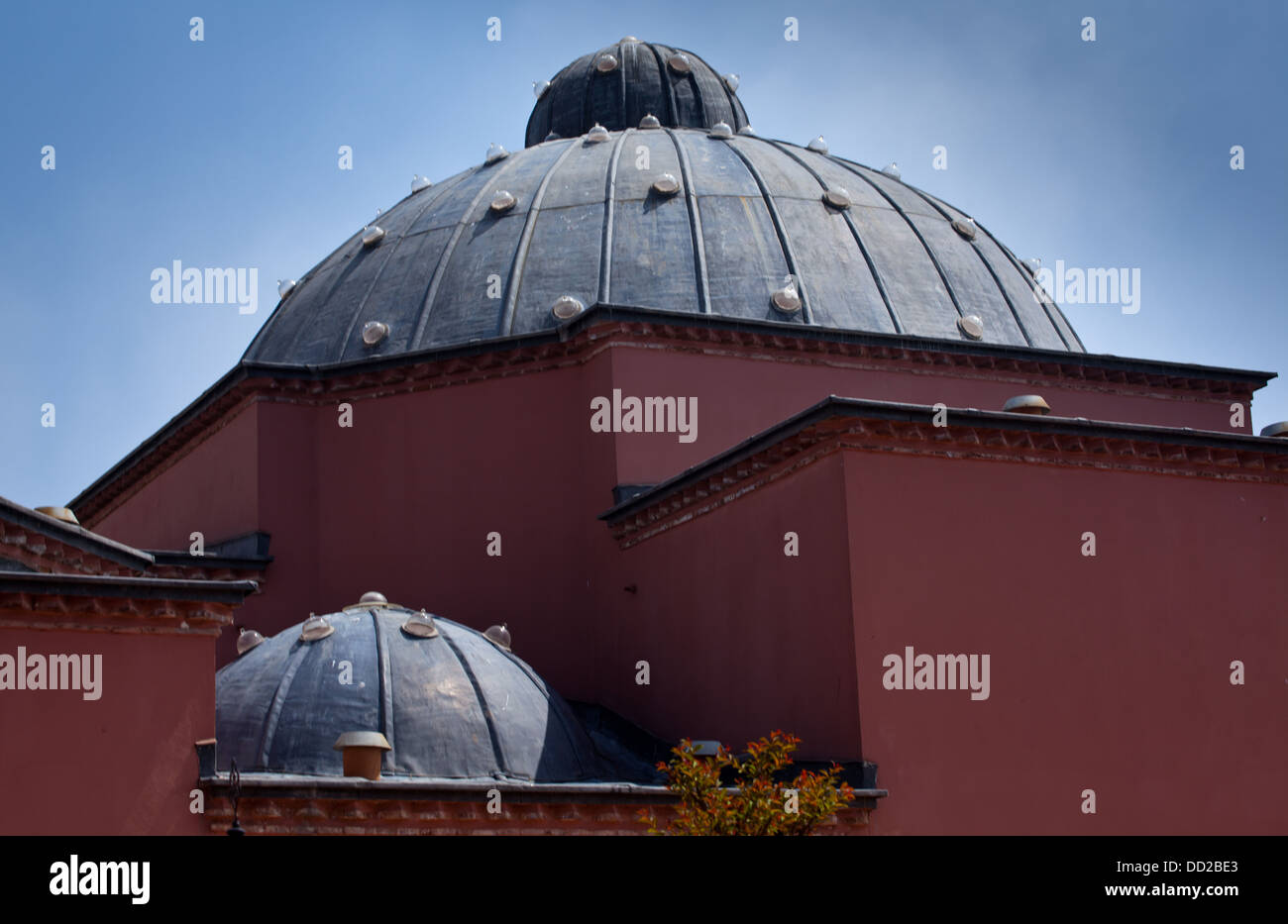 Il tetto a cupola di Haseki Hurrem Sultan Hamamı hamam Turco ad Istanbul in Turchia. Foto Stock