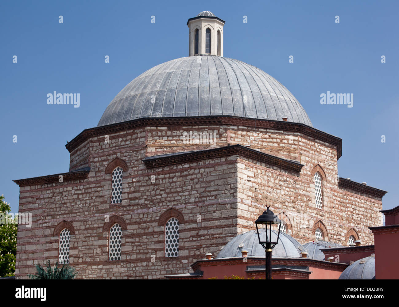 Il tetto a cupola di Haseki Hurrem Sultan Hamamı hamam Turco ad Istanbul in Turchia. Foto Stock