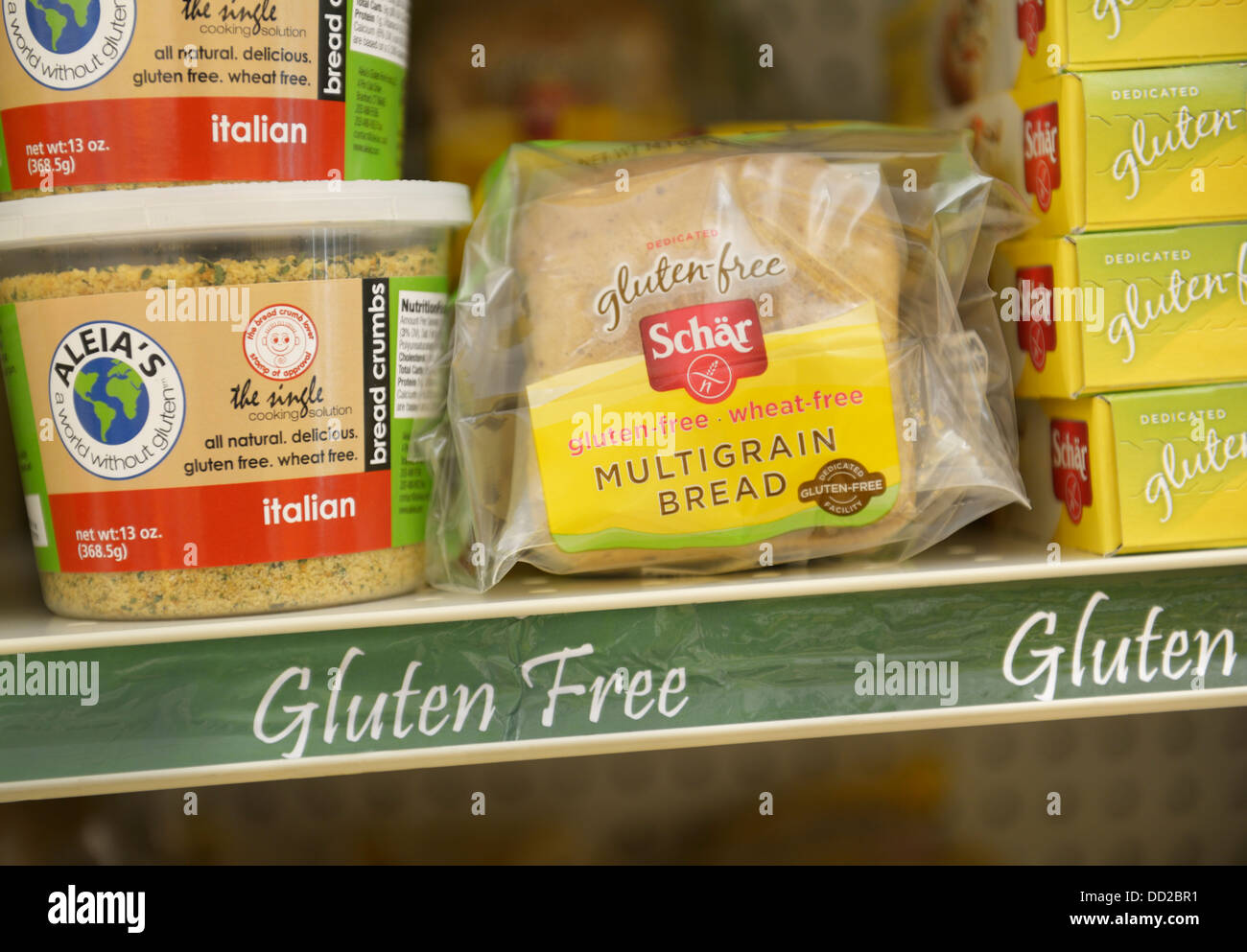 Prodotti senza glutine voci su un ripiano del glutine di sezione libera di un supermercato Foto Stock
