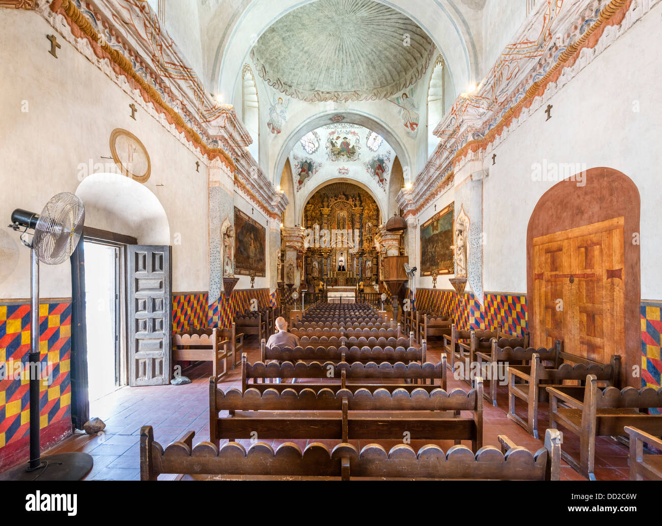 Interno della missione storica di San Xavier del Bac, nei pressi di Tucson, Arizona, Stati Uniti d'America Foto Stock