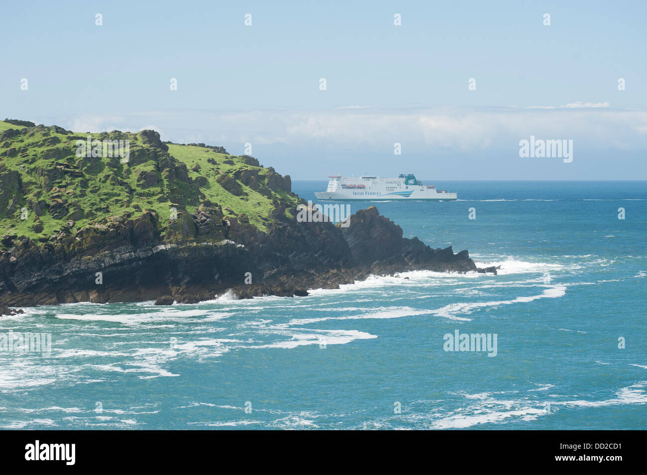 Isola di Inishmore, Irish Ferries Car Ferry al largo della costa della isola Skokholm, South Pembrokeshire, Wales, Regno Unito Foto Stock